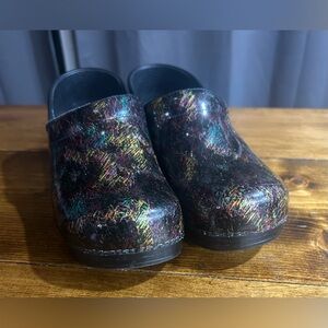 Dansko Shoes size 40/9.5 some peeling around the top trim